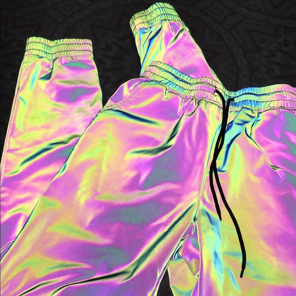 Holographic pants
